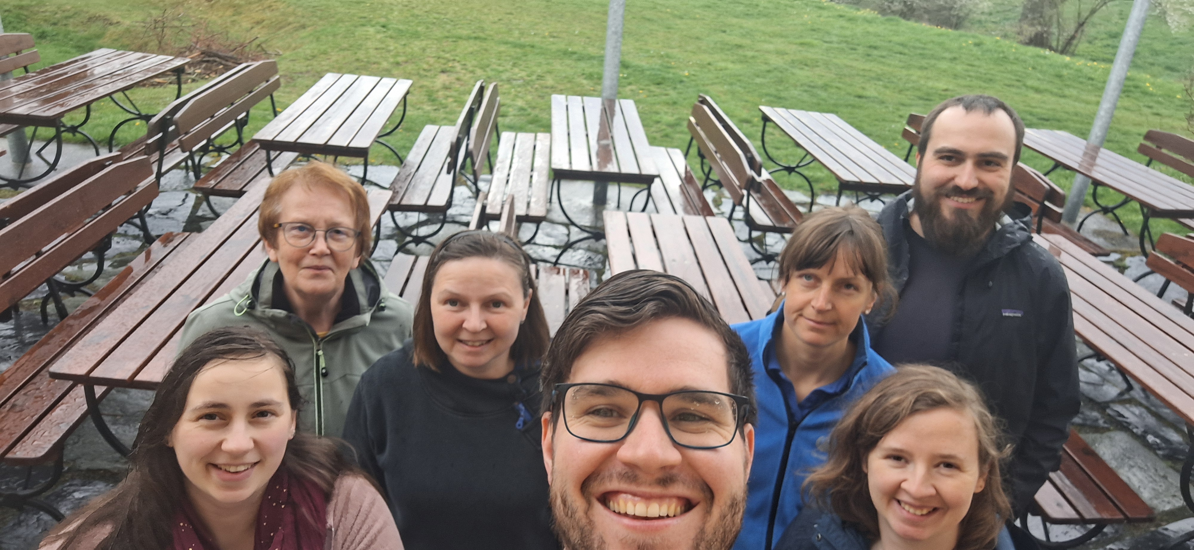 Die Helfer vom Ora et Labora-Tag vor den Bänken, die an diesem Tag wieder aufgestellt wurden.