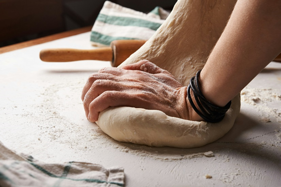 Pizza- oder Brot-Backen im Lehmofen